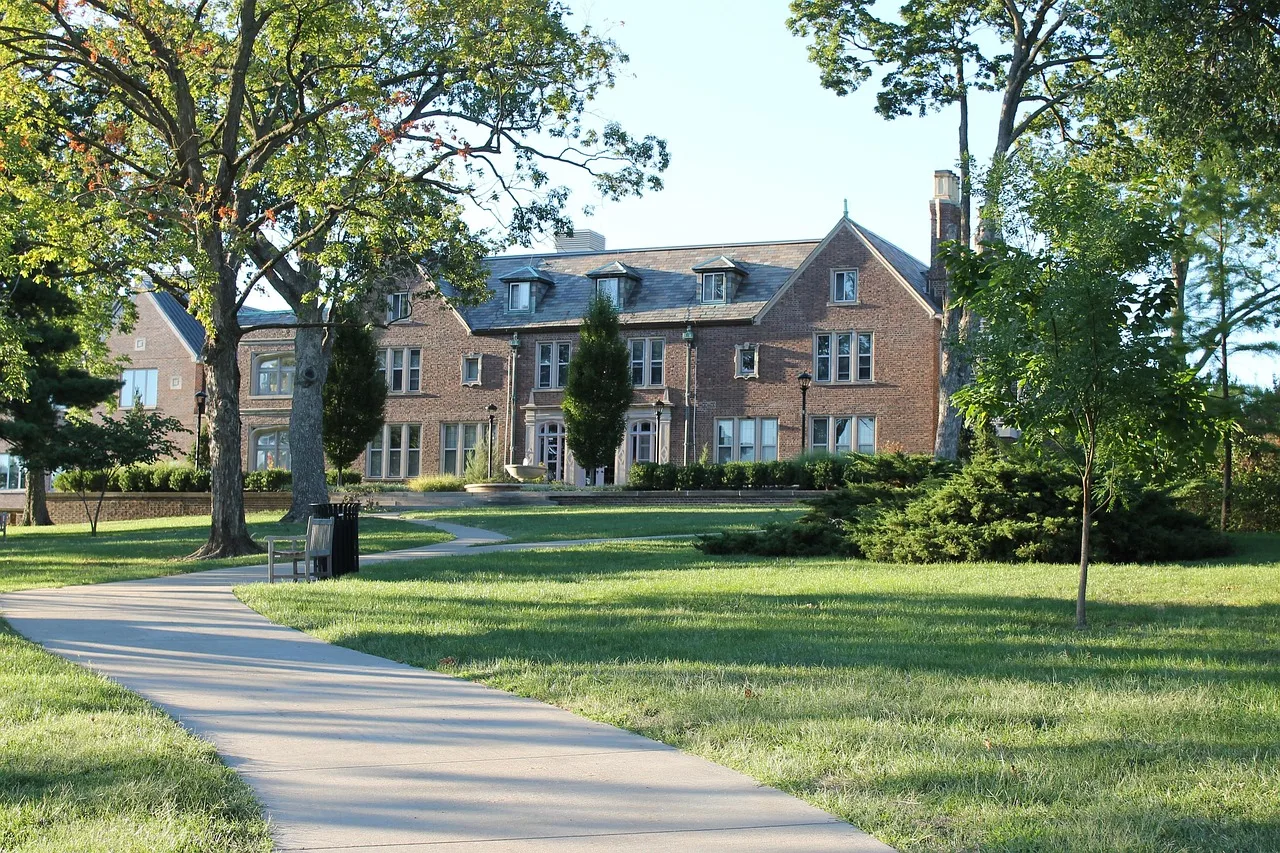 bloch school of management, building, school, college, university, lawn, grounds, nature, landmark, trees, summer, spring, path, lane, kansas city, missouri, green city, green school, green building, green management, green path. Management degree schools: Florida and Arizona oversight