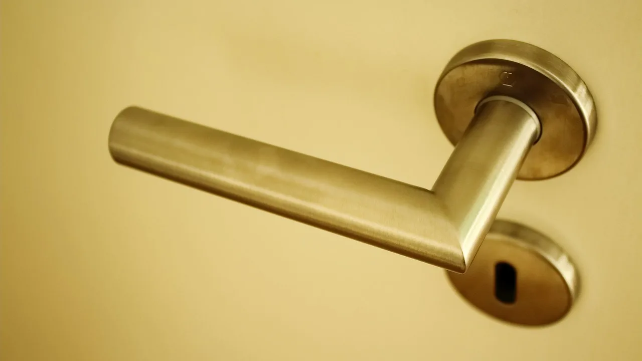 door knob, metal, to graduate, entrance, door handle, old, door, jack, handle, gate, ornament, lock, door lock, castle, close to, front door, blocking, close up, security, iron, to open, door knob, door knob, door knob, door handle, door handle, door handle, door handle, door handle, door, door lock, door lock, front door. Which door are you actually trying to open with a bachelor's alternative?